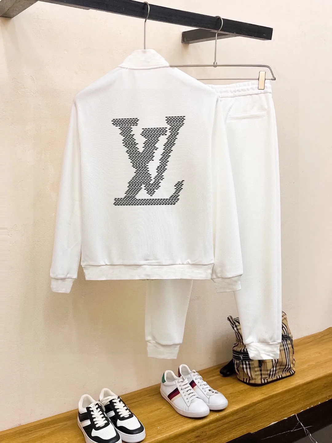 🅿️420 [LV Louis Vuitton] (Fat Man Gospel) hot-selling suit is coming. Focus on the original version of the official website. 2025 new hot-selling cardigan sweater suit. The original order is the best. 🇭🇰The meticulous work of top designers is dedicated to a fitting and perfect upper body effect. All-natural high-quality Roman cotton 100%, close-fitting comfort, noble and elegant! Original hardware embodies elegance and nobility! Counter size: M-5XL (maximum wear up to 220 pounds)